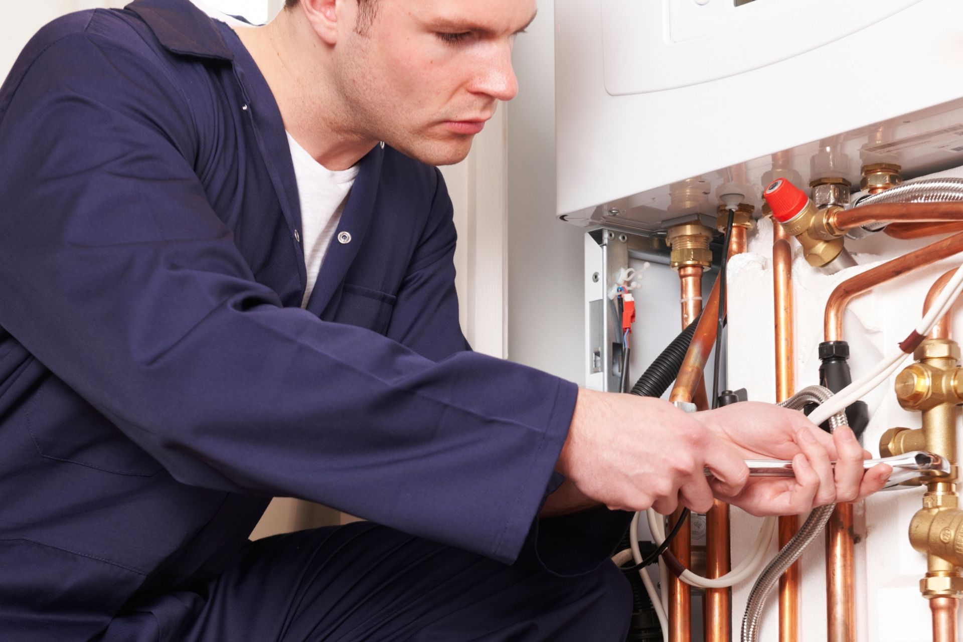 installateur legt verwarming aan - BEDON beschikt over vakinhoudelijke deskundigen met kennis over aanleg van installaties